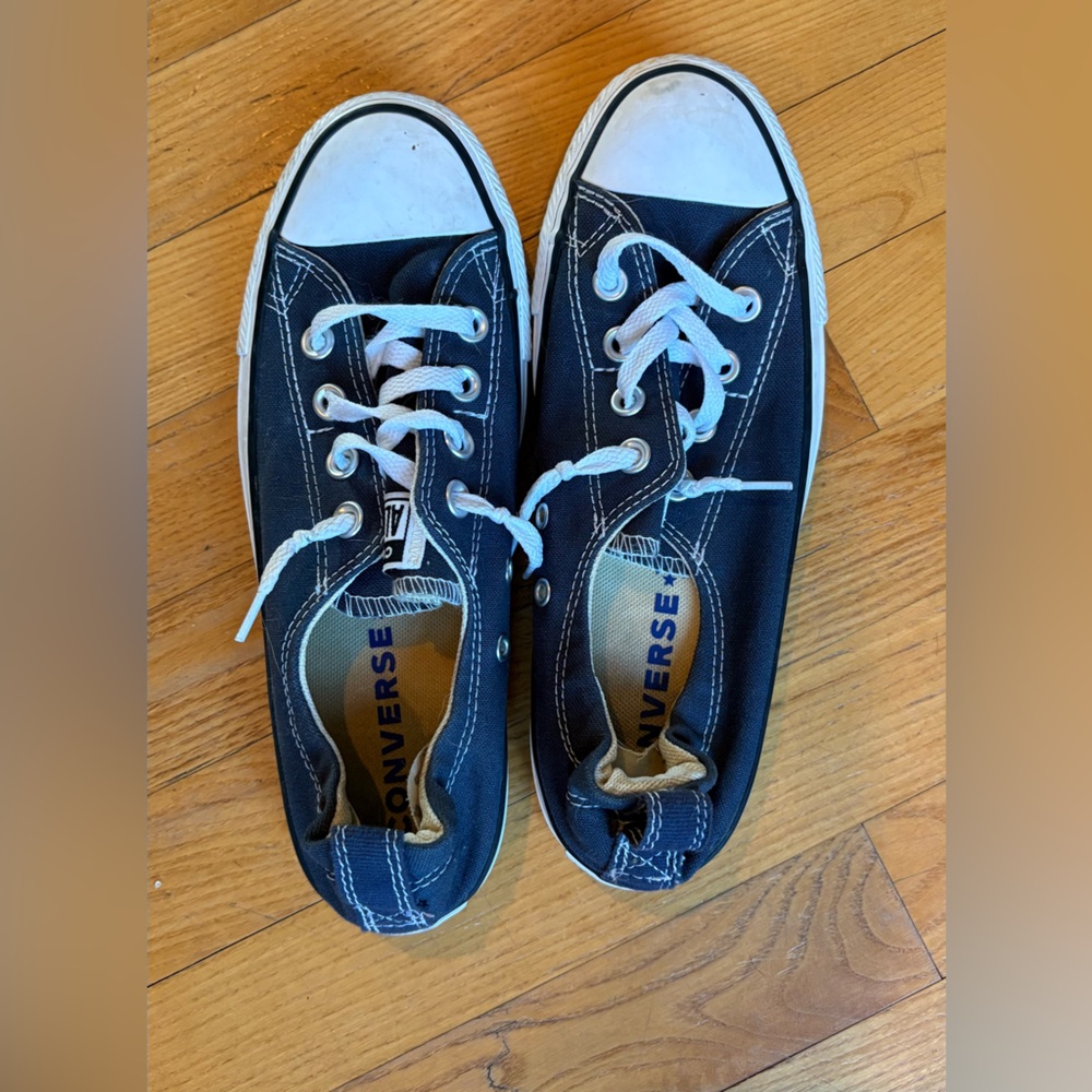 Converse, low top, women’s size 8, navy